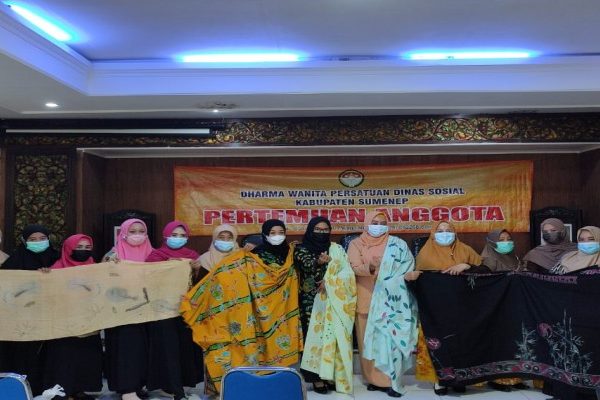 Mantap, Guru SMP Negeri 1 Kalianget Menjadi Narasumber Dalam Pelatihan Seni Membatik Ecoprint